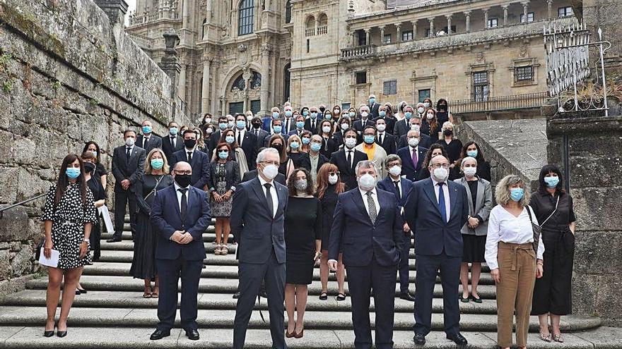 Homenaje de los colegios sanitarios a las víctimas del Covid-19, ayer, en Santiago.