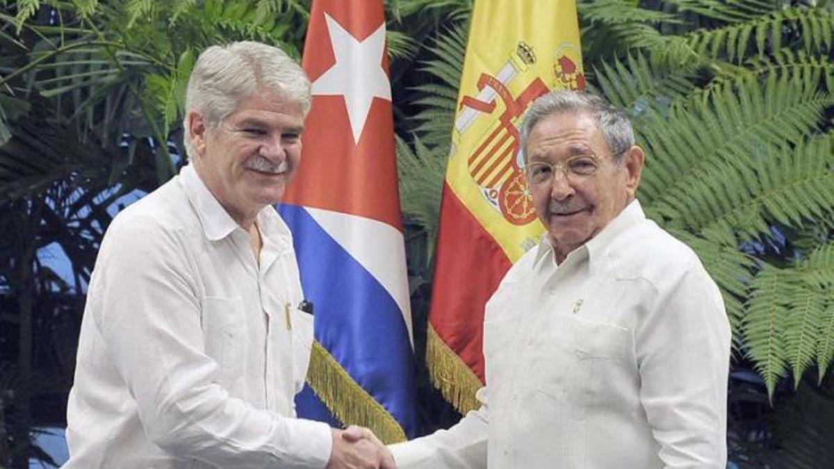 Alfonso Dastis y Raúl Castro