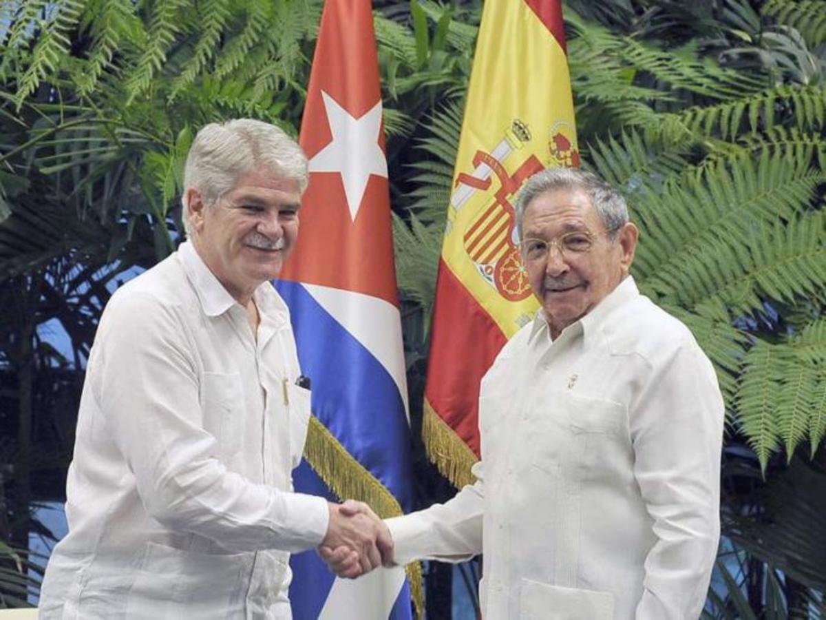 HAB801  LA HABANA  CUBA   06 07 2017 - Fotografia cedida por el Granma  el organo oficial del Partido Comunista  donde se ve al presidente de Cuba Raul Castro  d  saludando al ministro de Asuntos Exteriores y de Cooperacion de Espana Alfonso Maria Dastis Quecedo hoy  miercoles 6 de agosto de 2017  durante una reunion en La Habana  Cuba   Alfonso Dastis  cerro hoy su primera visita oficial a Cuba con el logro de haber concretado para principios de 2018 una esperada visita al maximo nivel a la isla  previsiblemente en enero y de los reyes Felipe VI y Letizia  EFE Estudios Revolucion   SOLO USO EDITORIAL NO VENTAS MEJOR CALIDAD DISPONIBLE