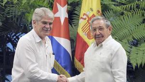 Alfonso Dastis y Raúl Castro