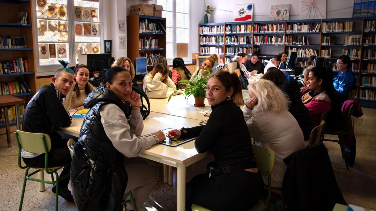 Reclusos compartiendo un momento de juegos en la biblioteca de la prisión.