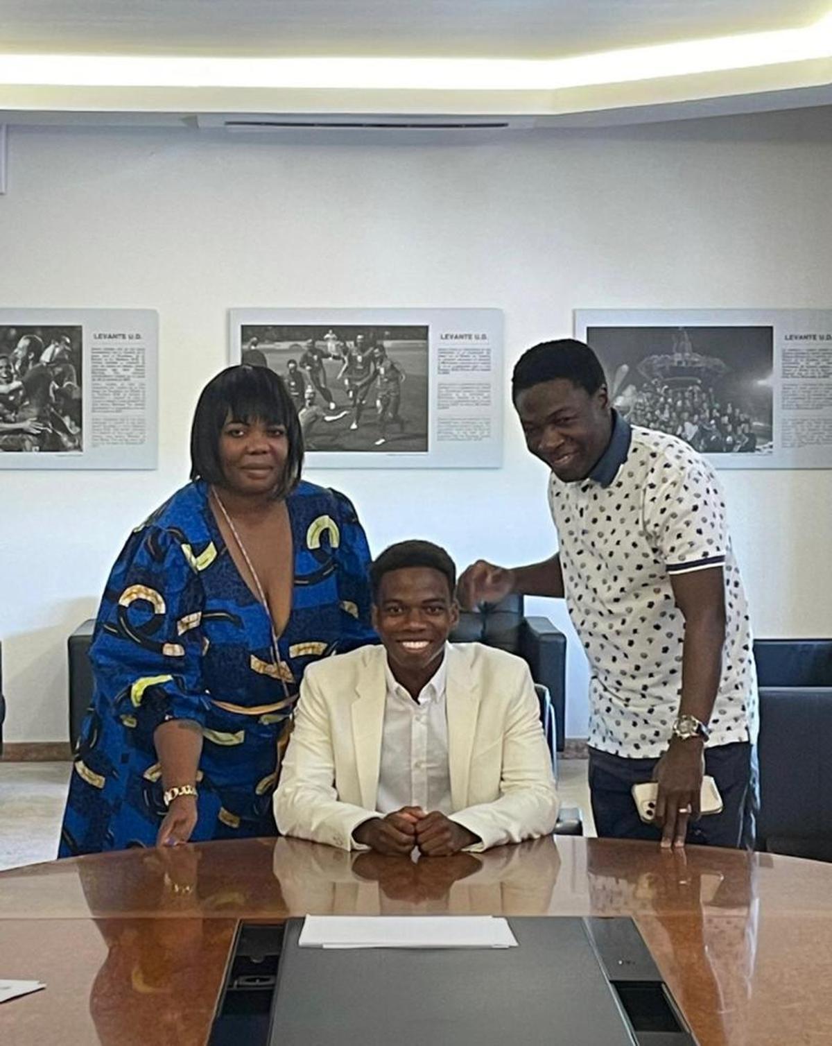 Primeras imágenes de Musonda como nuevo futbolista del Levante UD Primeras imágenes de Musonda como nuevo futbolista del Levante UD