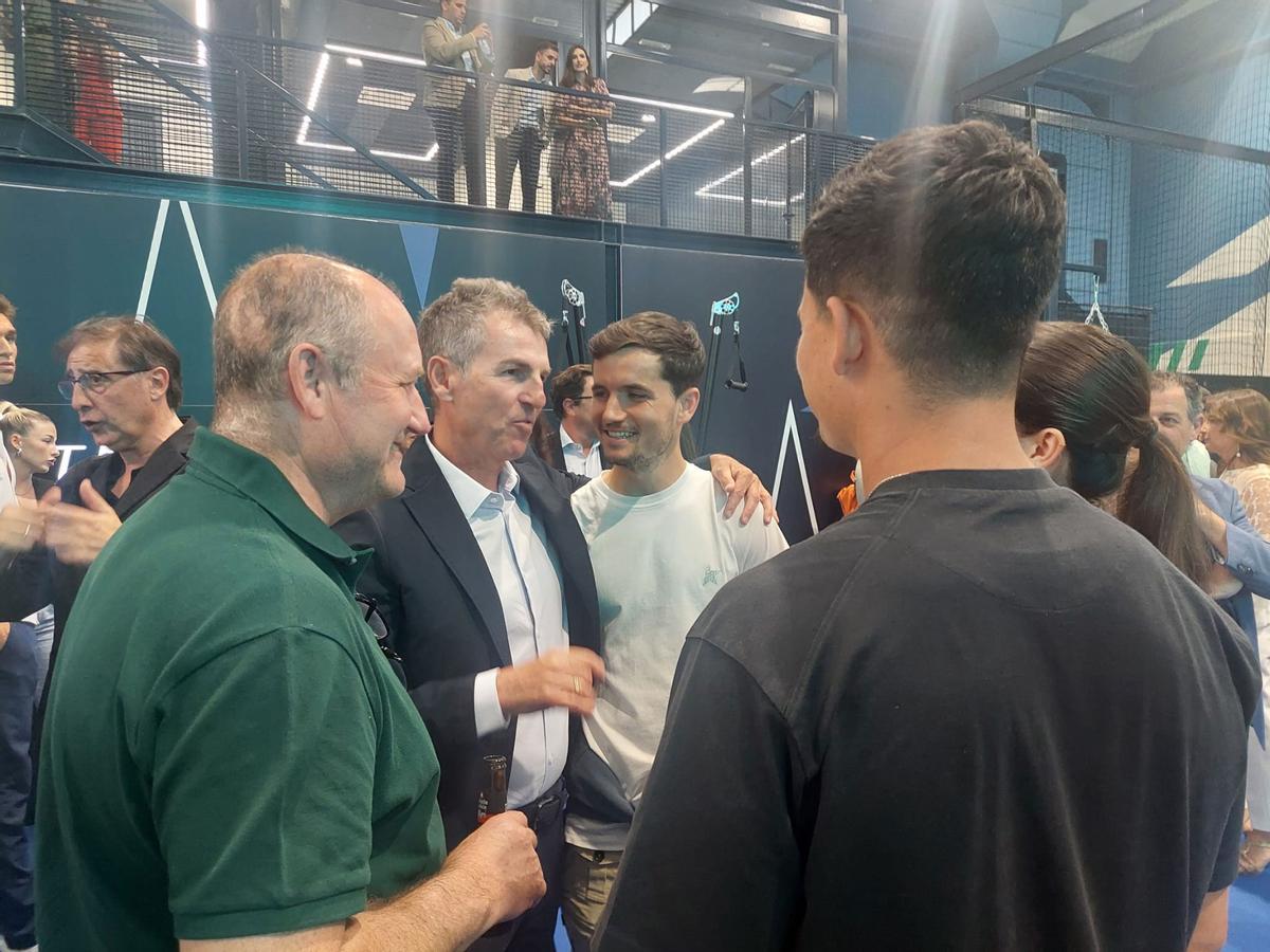Robert Fernández, ex del Barça y agente de Interstar, con Hugo Guillamón (Valencia)