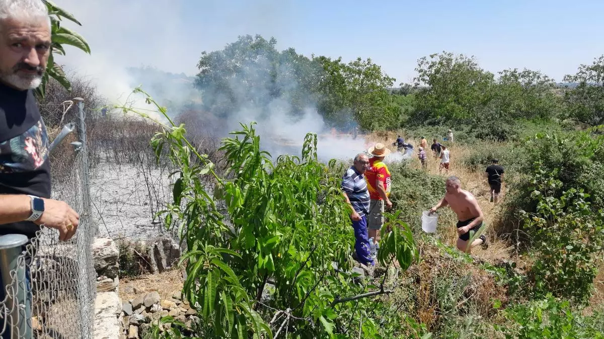 "Todos a una": Los vecinos de Figueruela trabajan a destajo para apagar un incendio próximo a la iglesia
