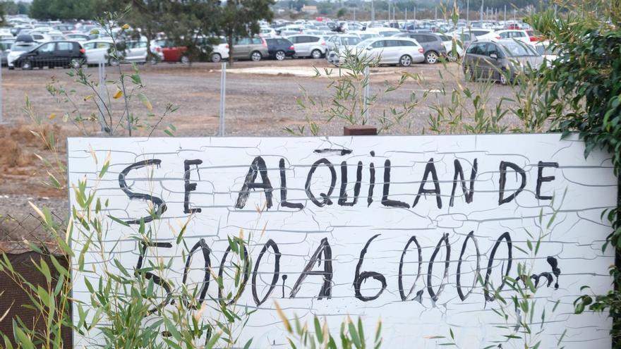 Los aparcamientos de larga estancia han proliferado en los últimos años, sobre todo en Torrellano y El Altet, cerca del aeropuerto. | ÁXEL ÁLVAREZ