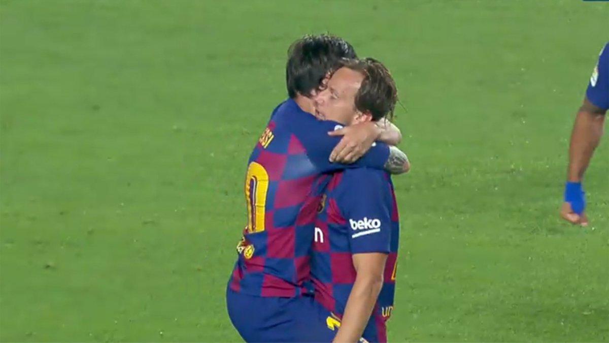 Messi y Rakitic se abrazan tras el tanto del croata