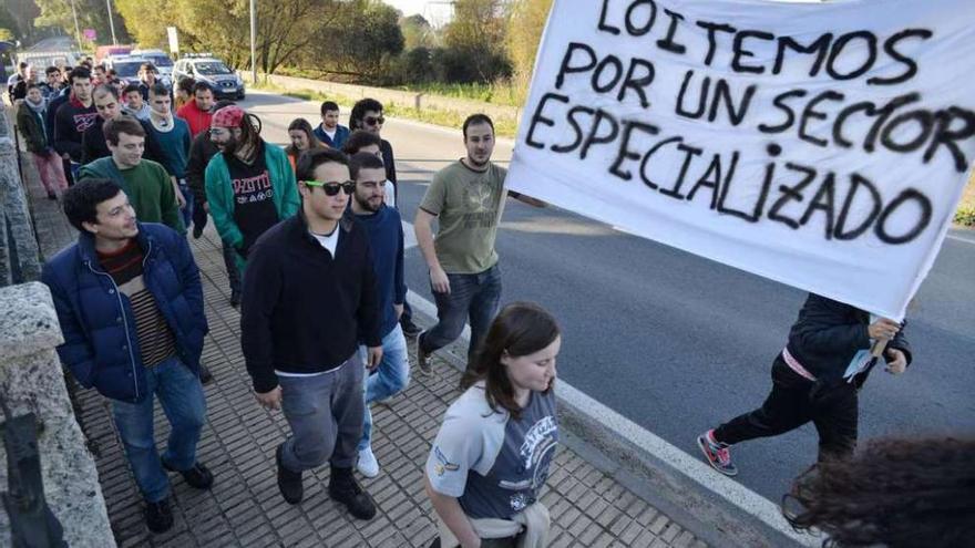 Los alumnos de la Escuela de Capataces protagonizaron una manifestación en Pontevedra.  // G.S.