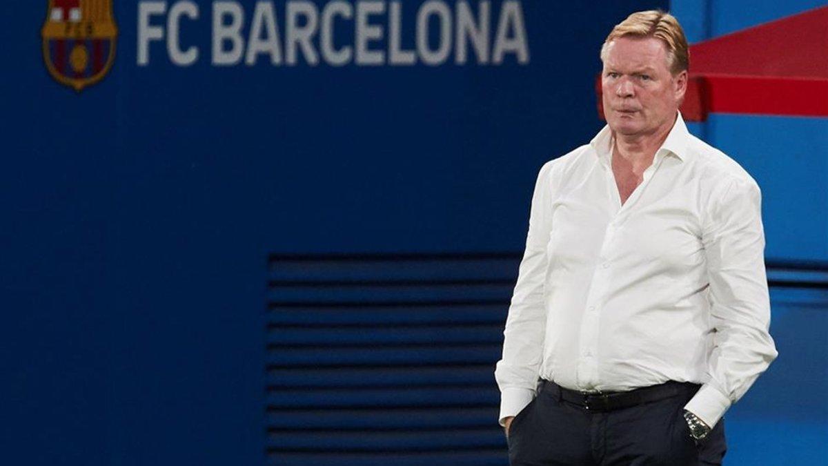 Koeman, serio siguiendo el partido en el Johan Cruyff