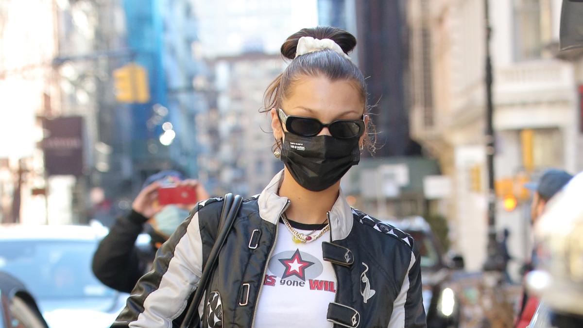 Bella Hadid con una cazadora biker en Nueva York