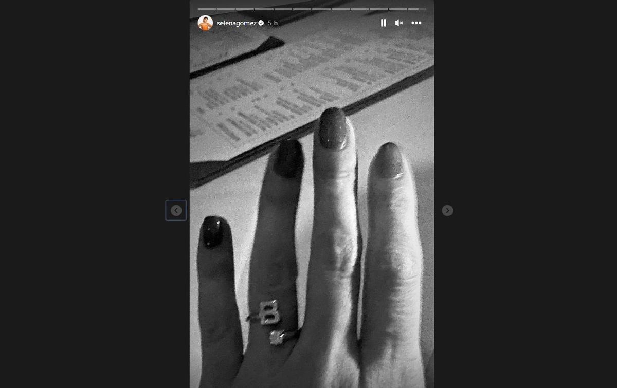 Selena Gomez luce un anillo con la inicial de su nueva pareja, el productor Benny Blanco.