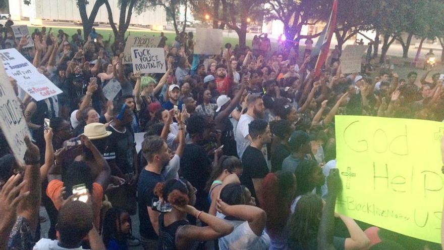 Cinco agentes muertos tras una marcha contra la violencia policial en Dallas