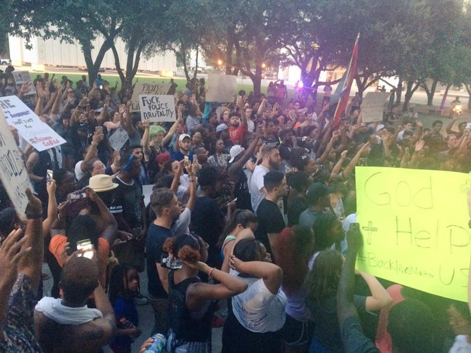 Cinco agentes muertos tras una marcha contra la violencia policial en Dallas