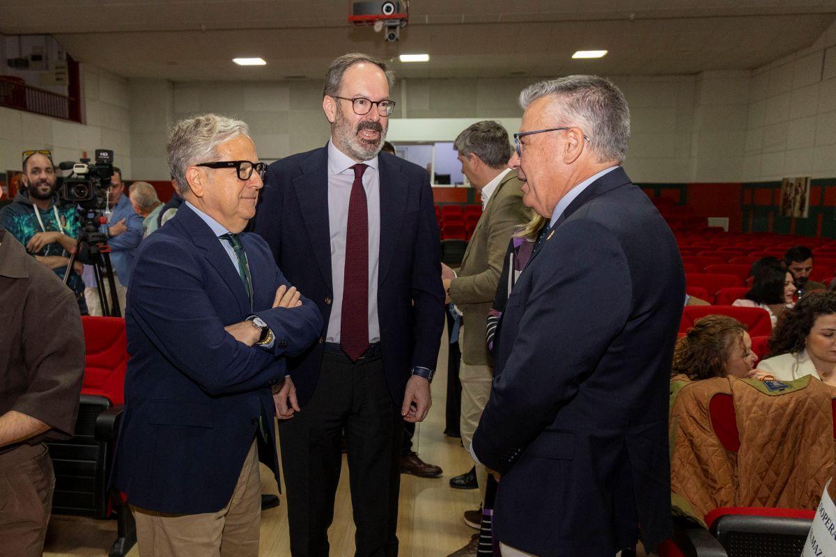 Salvador Fuentes, Adolfo Molina y Lope Ruiz conversan antes del inicio de la gala de los Premios de la DO Aceites de Lucena.