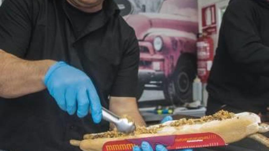 La feria de comida rápida atrajo a numerosos clientes, hasta el punto de que era difícil encontrar un hueco para degustar productos como la longaniza de un metro.