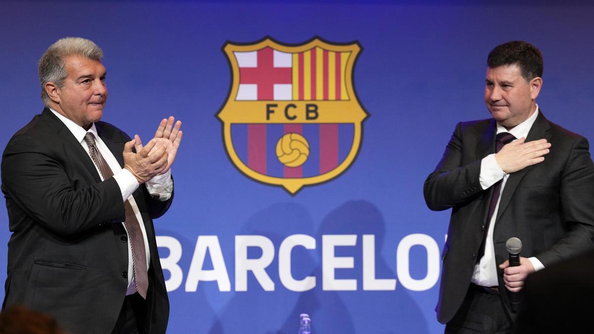 Laporta aplaude a Romeu después de que anuncie su dimisión como vicepresidente económico del Barça.