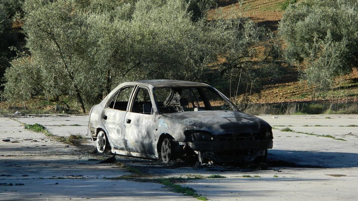 Estado en el que quedó el coche junto al que se encontró el cadáver.