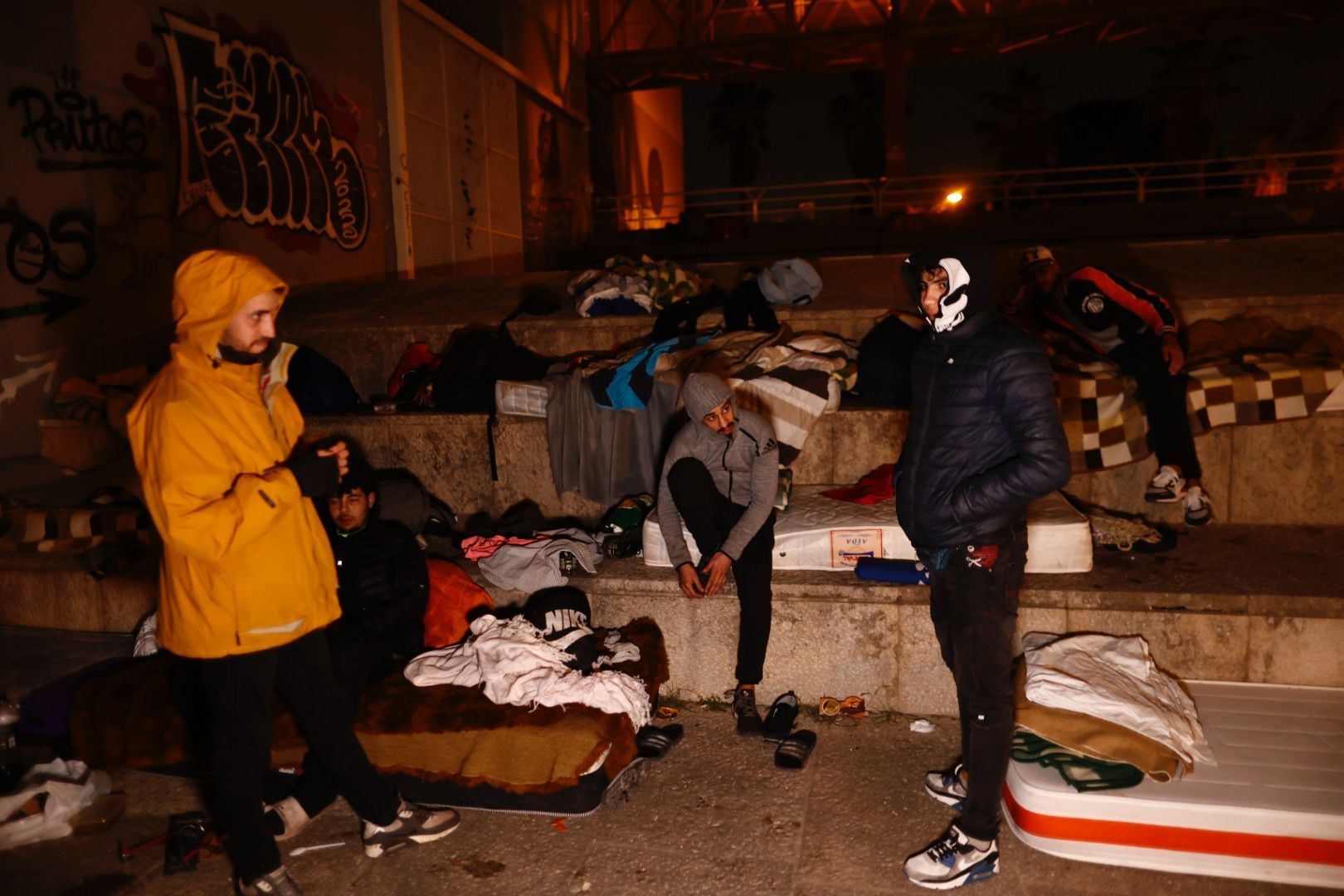 Unas 300 personas malviven bajo los puentes del río Turia: "No hay forma de que nadie te alquile nada"