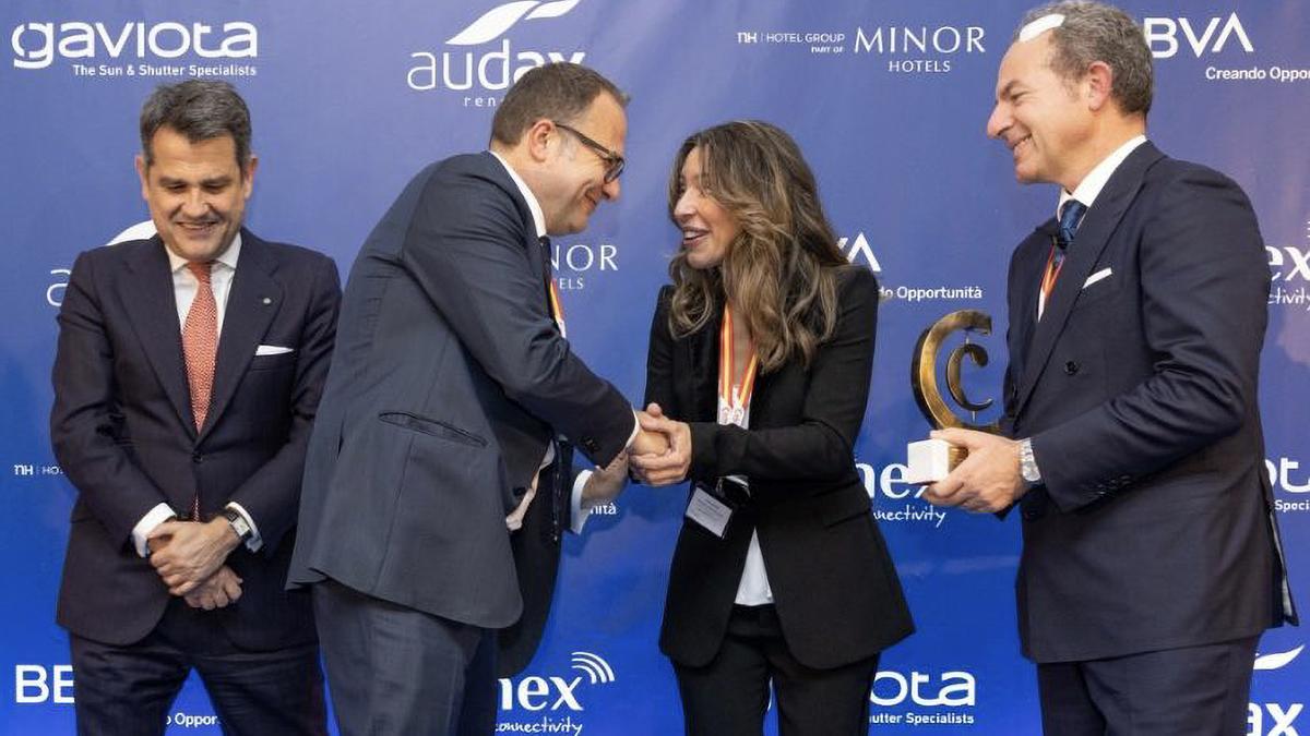 Ricardo Giner recibe el premio junto a Miguel Ángel Fernández, Xania Méndez y Francesco Paolo.