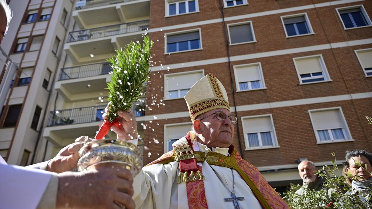 Los fieles desafían al viento en la procesión del Domingo de Ramos en Castelló