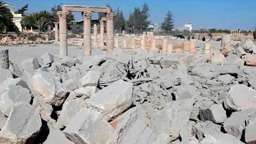 Los restos del monumento tras la explosión.