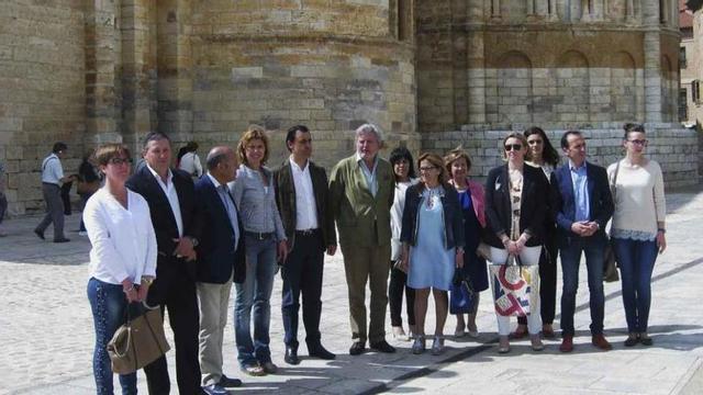 Íñigo Méndez de Vigo (sexto por la izquierda) posa junto a la Colegiata con representantes del PP en la provincia y la ciudad. Foto