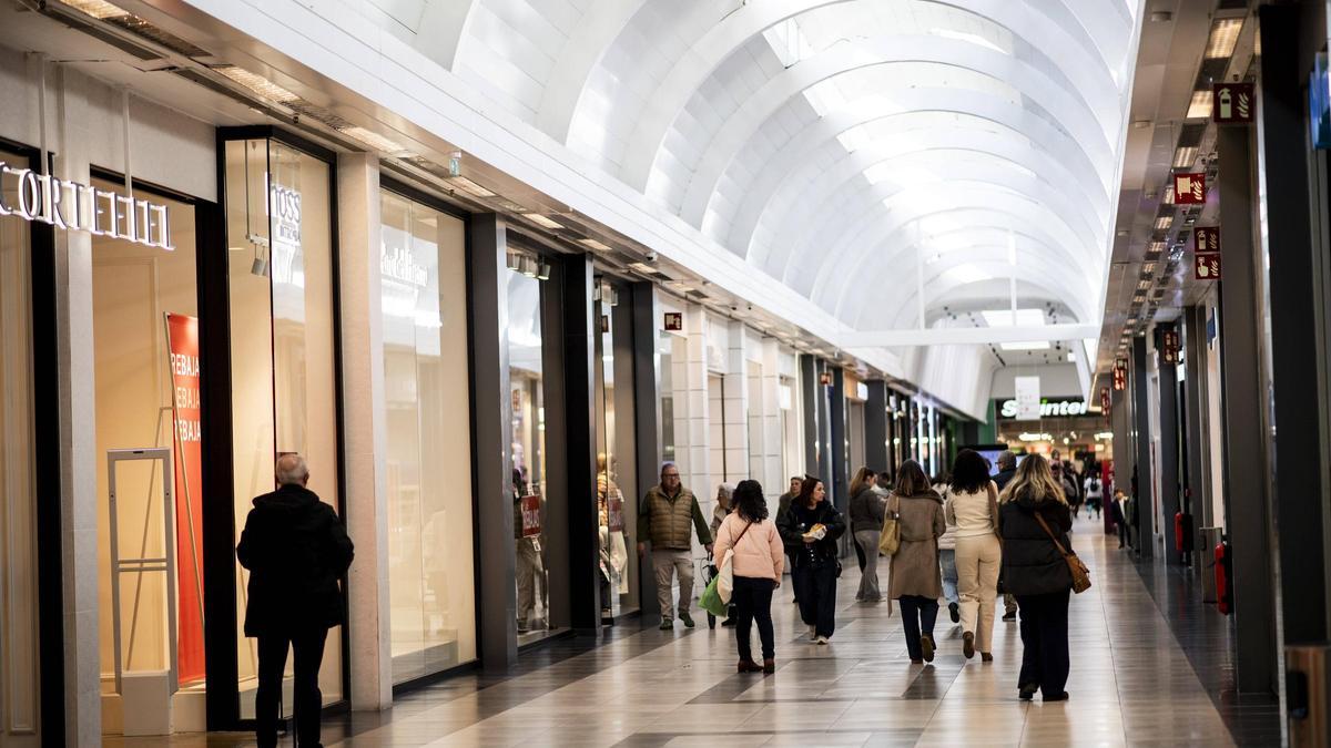 Domingo excepcional en el centro comercial Ruta de la Plata de Cáceres con motivo de las rebajas de enero