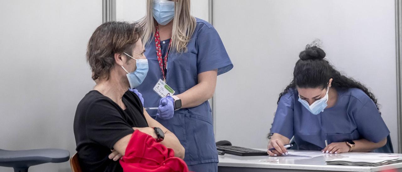 Un ciudadano recibe una dosis de la vacuna en el Polideportivo Germans Escalas