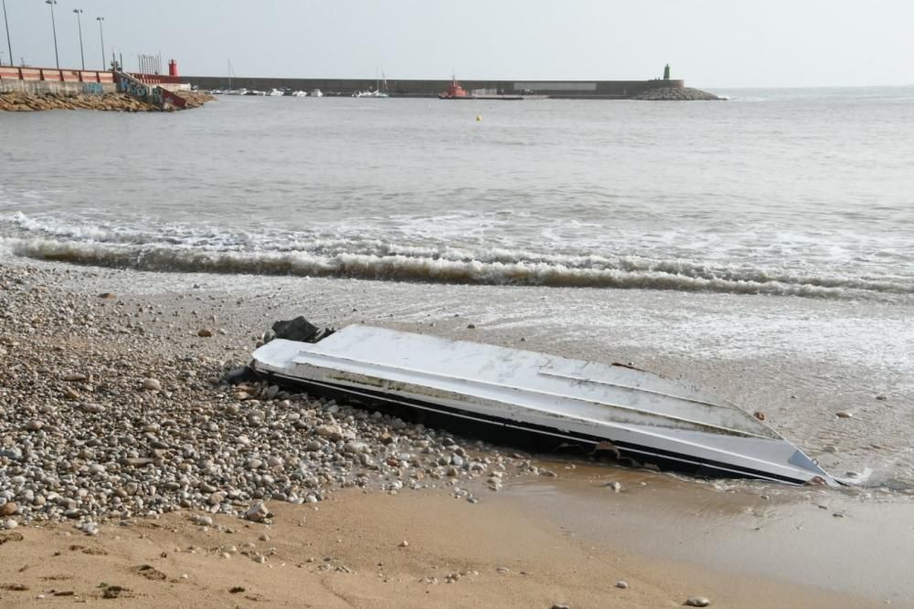 Sacan en la playa de Xàbia una embarcación que hundió el temporal