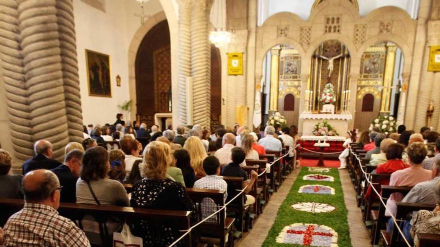 Celebración con alfombra floral en Somió