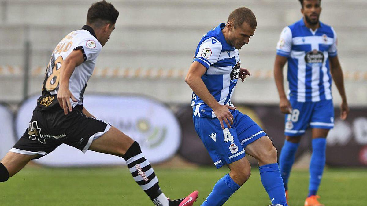 Álex Bergantiños, al que elogió Fernando Vázquez, conduce el balón en el partido de ayer.