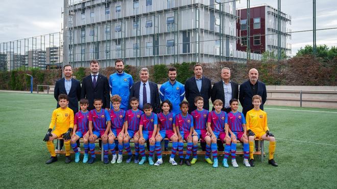 Fotografia oficial del Benjamín B del Barça 2021/2022 junto con el presidente Joan Laporta