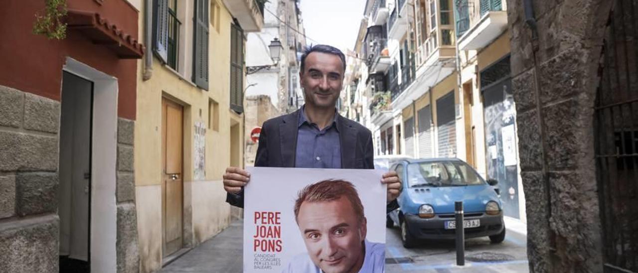 Pere Joan Pons posa en el centro de Palma con el cartel electoral del PSOE con su imagen.