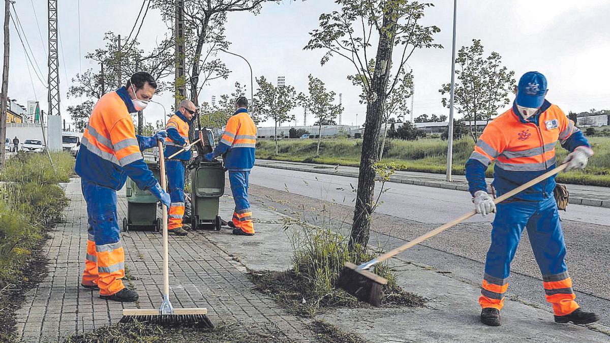 Operarios del servicio de limpieza viaria en una de las calles del polígono de Capellanías en una foto de archivo.