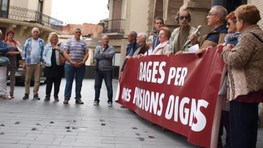 Persones reclamant la millora de les pensions a la plaça de l&#039;Ajuntament