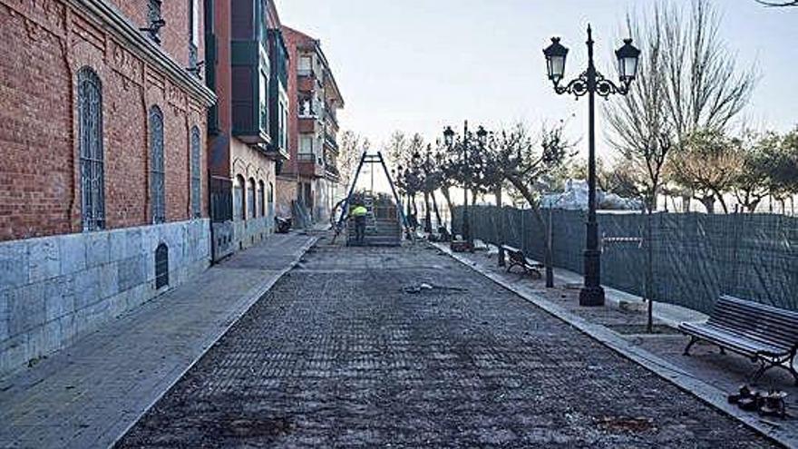 Los parques infantiles de la Mota, vallados para evitar su uso hasta que no se cambien todos los elementos