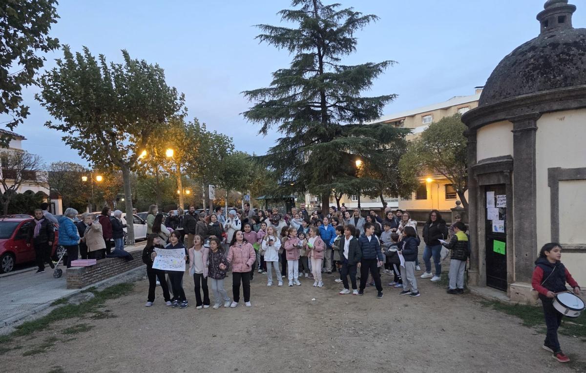 Protesta de padres e hijos, en la zona donde había un parque infantil en 'La Rana' de Plasencia.