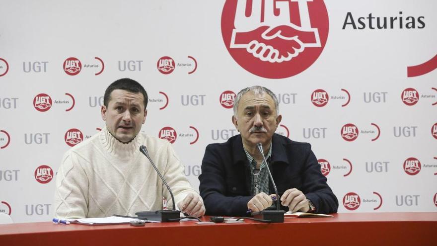 Javier Fernández Lanero y José María Álvarez, tras la reunión de la asamblea de delegados de UGT