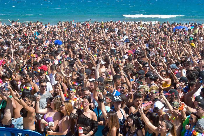 Fiesta de carnaval en la playa