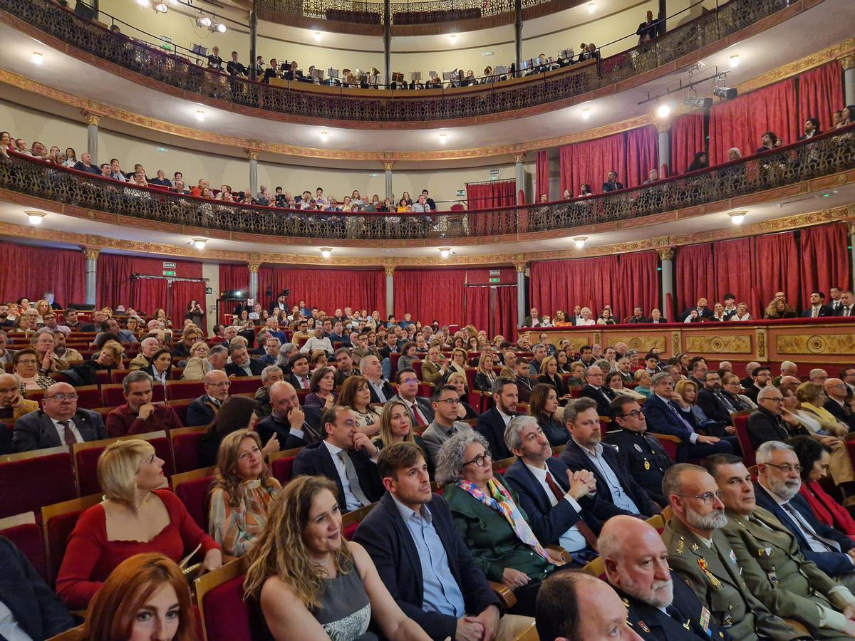 El Gran Teatro, lleno, con la Banda Sinfónica de la Diputación acompañando al pregonero desde el anfiteatro.