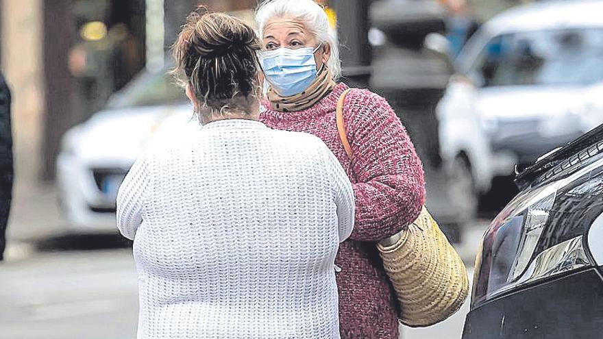 ‘La Paca’ arropa a su hermano a las puertas de la Audiencia Provincial