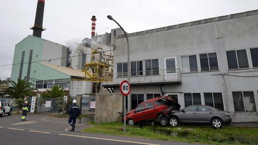 Los dos coches accidentados, a las puertas de Ence.  // G. Santos