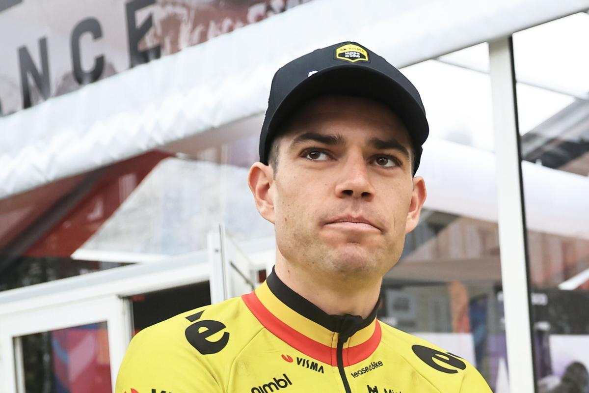COMPIEGNE (France), 11/04/2026.- Belgium cyclist Wout van Aert from Team Visma/Lease a Bike looks on during the teams' presentation for the Paris-Roubaix one-day cycling classic in Compiegne, France, 11 April 2026. (Ciclismo, Bélgica, Francia) EFE/EPA/CHRISTOPHE PETIT TESSON
