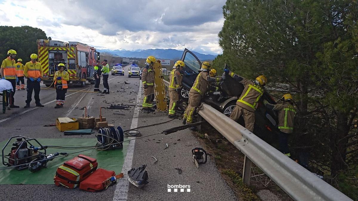 Els Bombers duent a terme el rescat  del conductor atrapat en l'accident a l'N-II, Figueres.