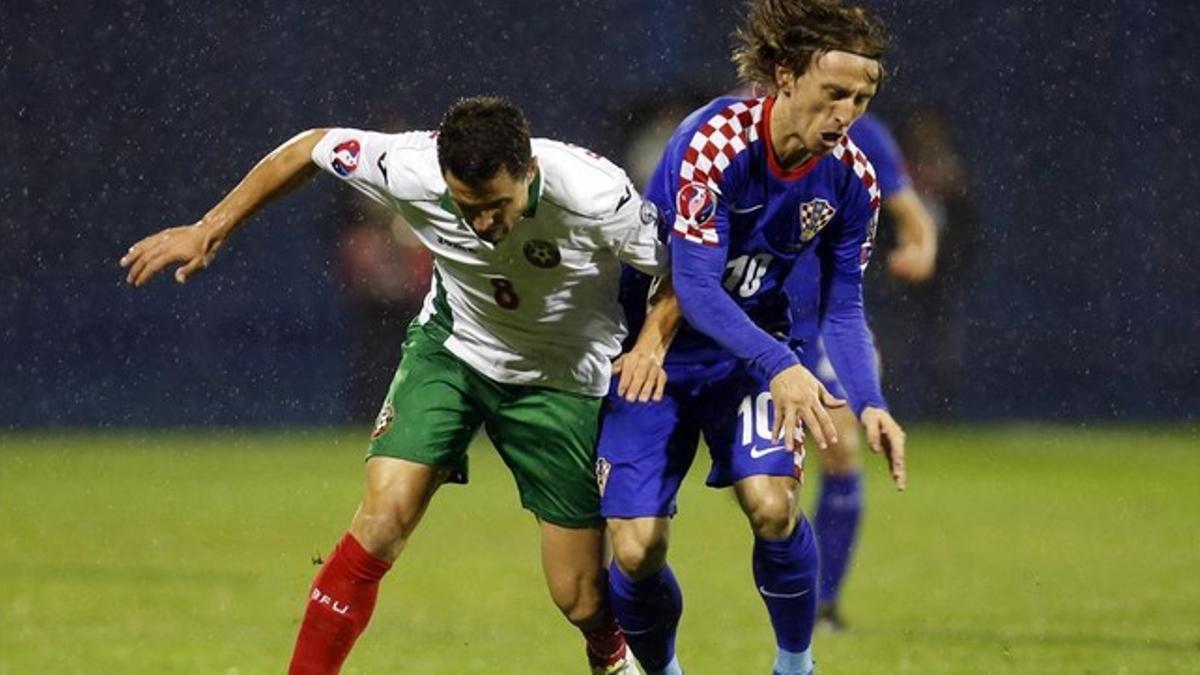 Modric (derecha), en el partido ante Bulgaria en el que se lesionó.
