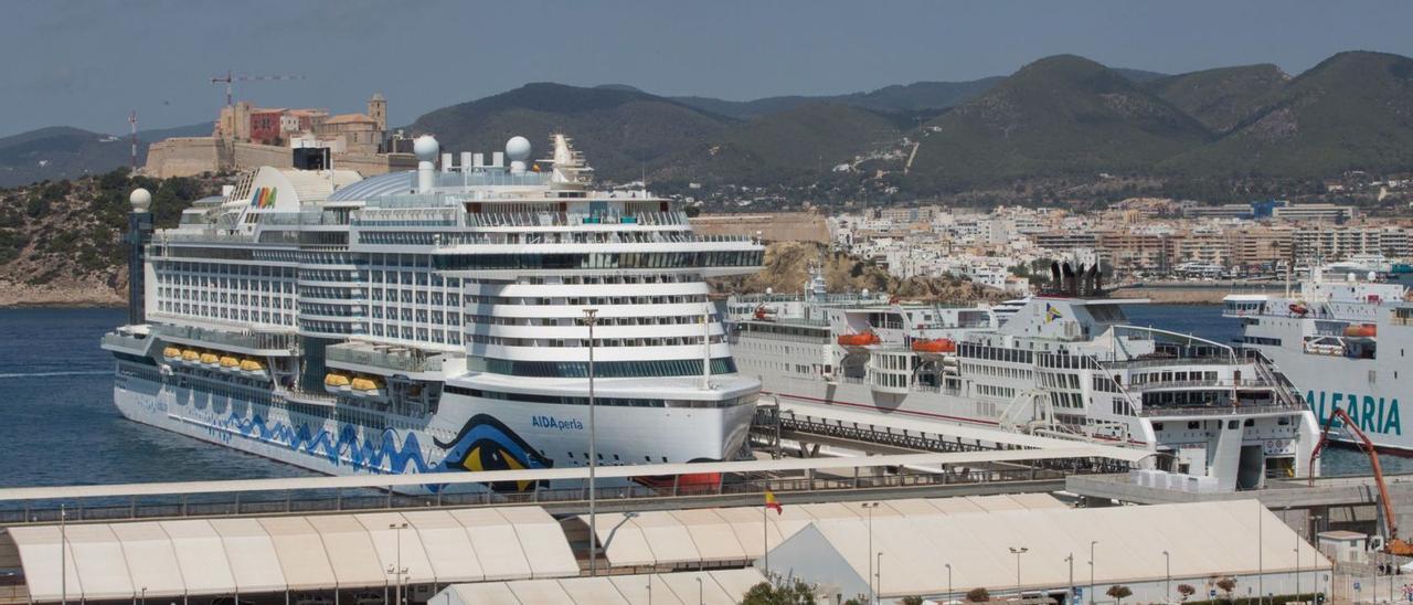 Un crucero y varios barcos de línea regular atracados en la estación marítima de es Botafoc, en el puerto de Eivissa. | VICENT MARÍ