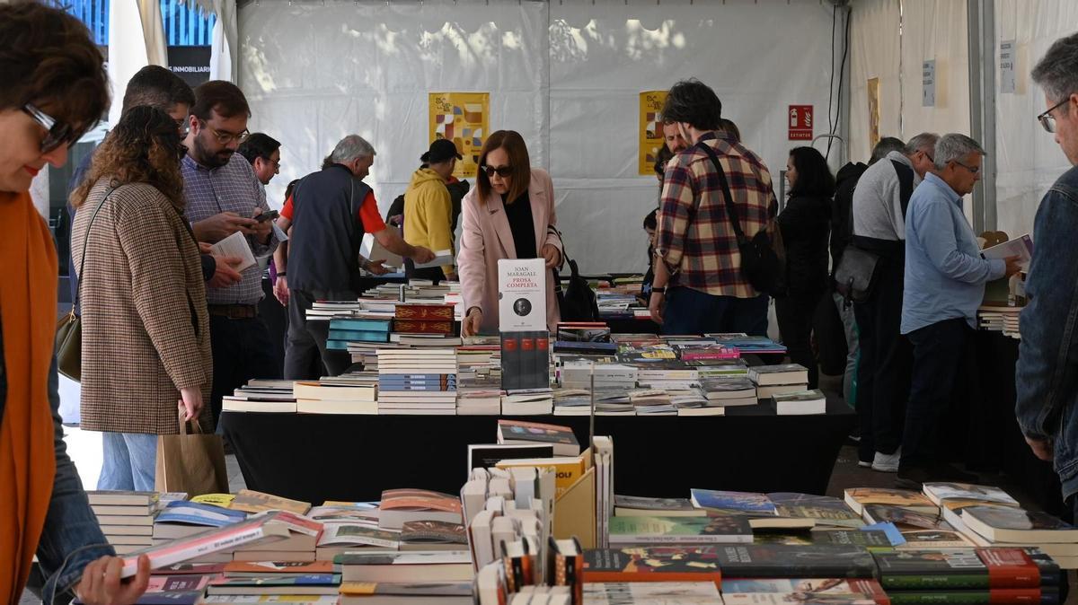 La Plaça del Llibre de Gandia, lugar de encuentro de los escritores y escritoras