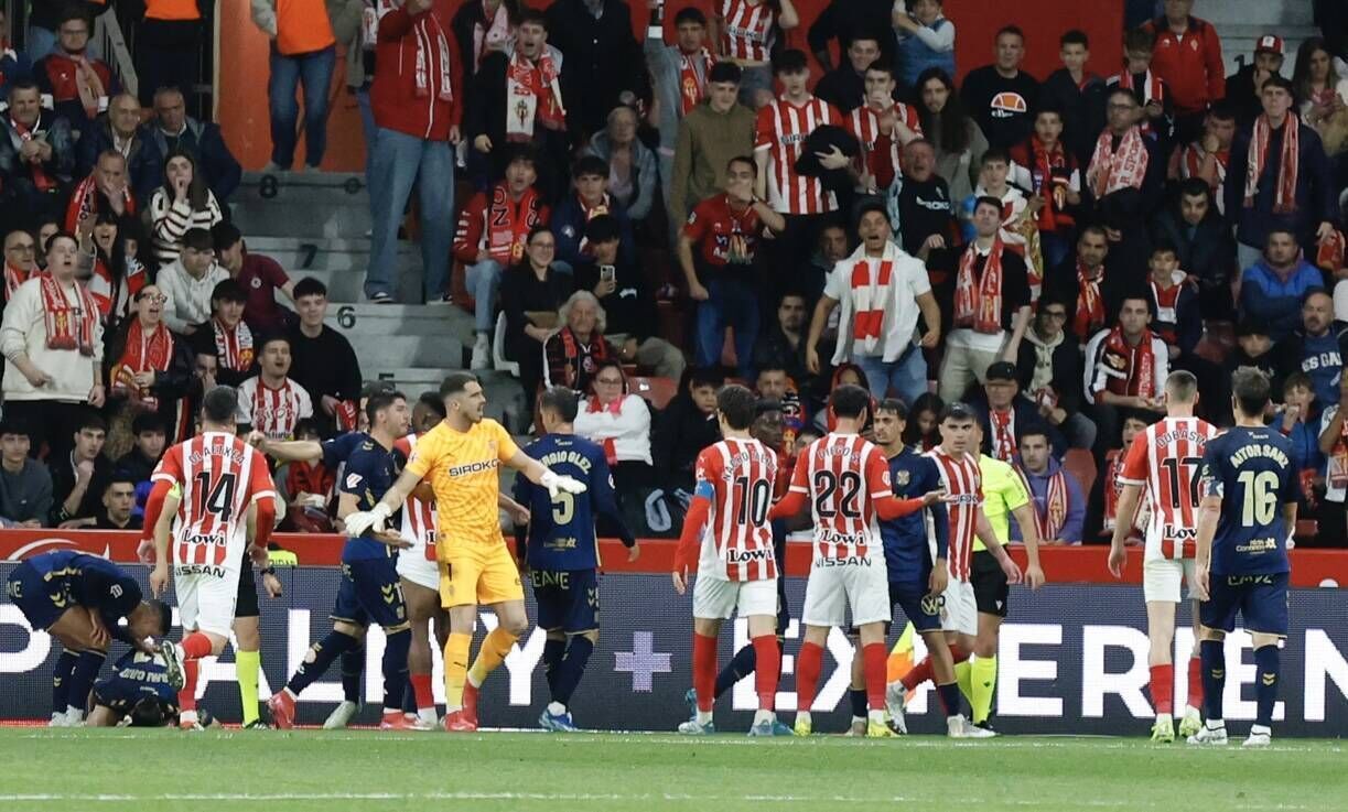 EN IMÁGENES: El Sporting - Tenerife disputado en El Molinón