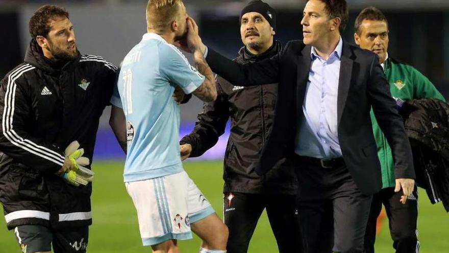 Berizzo tapa la boca a Guidetti al final del partido. // Marta G. Brea