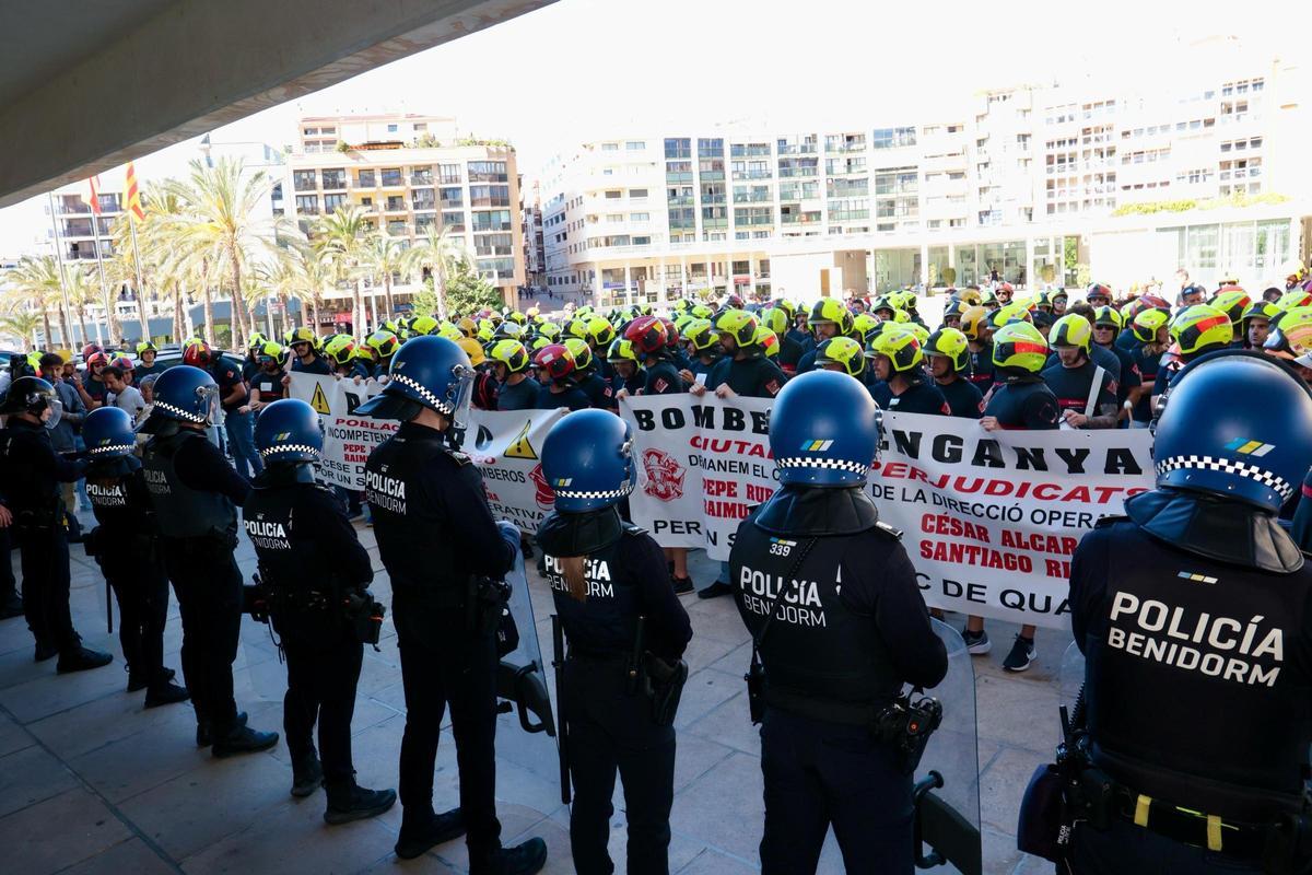 "Da la cara, Toni Pérez". Más de 200 bomberos del Consorcio Provincial de Alicante protestan en Benidorm
