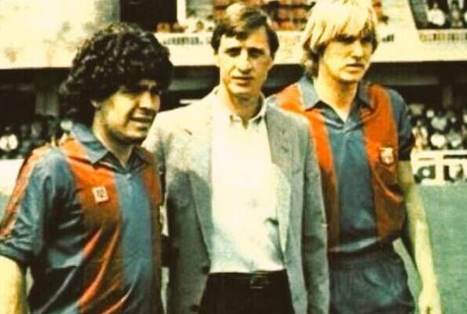 El 17 de mayo de 1984 en el homenaje del FC Barcelona a Hugo Sotil, JOhan Cruyff coincide con Diego Armando Maradona y Bernd Schuster en el Camp Nou.